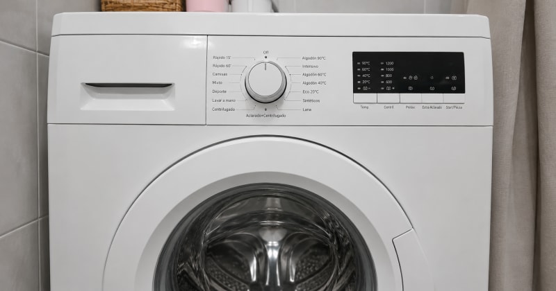 Lavadora que termina el ciclo y deja la ropa mojada o empapada
