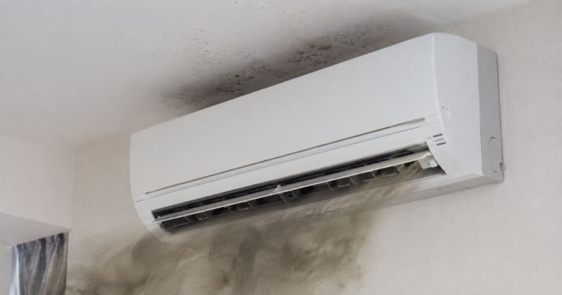 Unidad interior de aire acondicionado con tapa abierta mostrando ventilador y evaporador