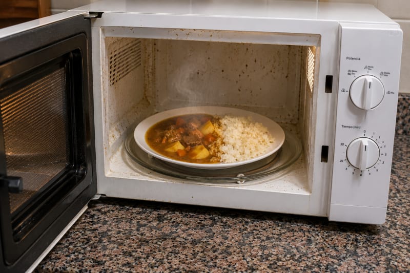 Plato de comida calentado de forma desigual en el microondas