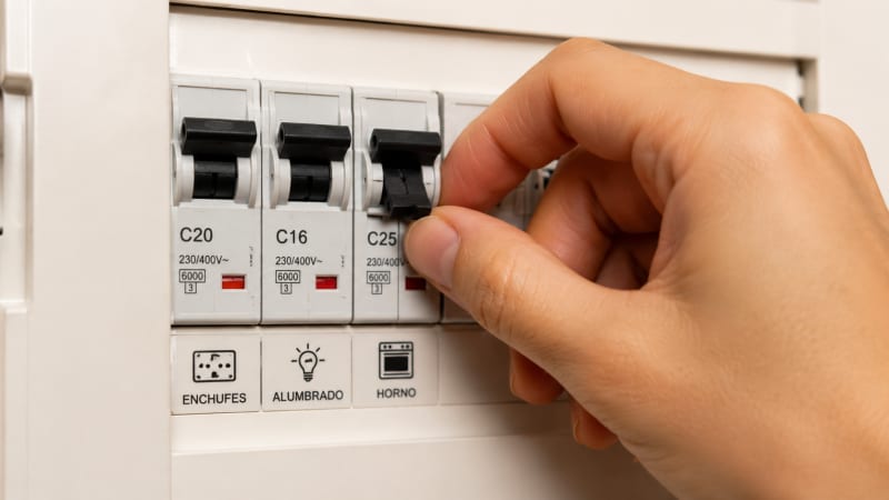 Cortando la corriente del horno desde el cuadro electrico