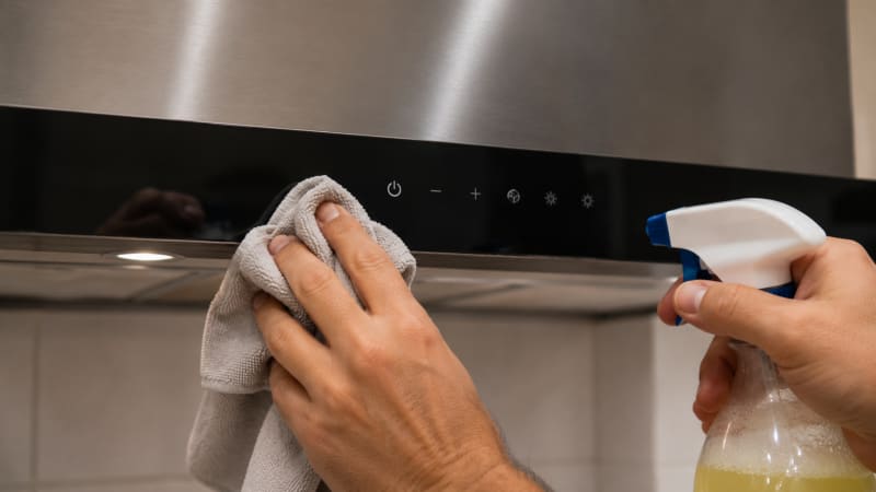 Limpieza del panel tactil de la campana con desengrasante