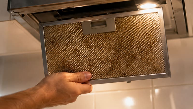 Extrayendo el filtro metalico de grasa de la campana extractora