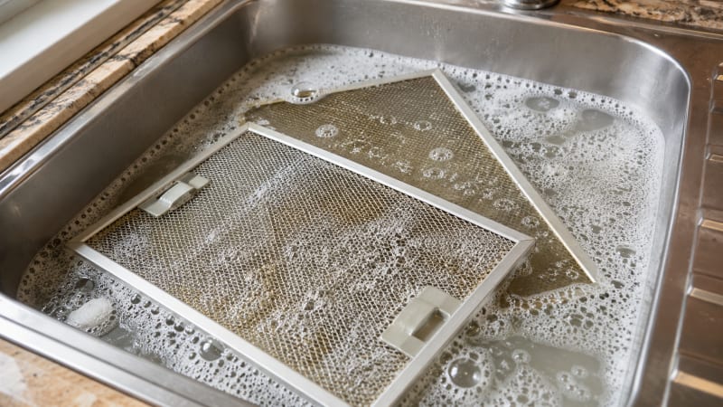 Filtros de grasa de la campana en remojo con bicarbonato