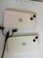 Deux iPhone 13 en parfait état avec coques gratuites
