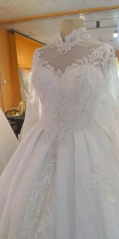 Robe de mariée blanche portée une fois, prix négociable