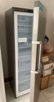 Congélateur armoire Hisense 235l, finition métal brillant