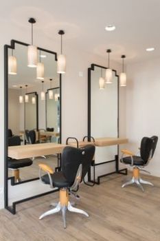 Local pour salon de coiffure moderne en ville