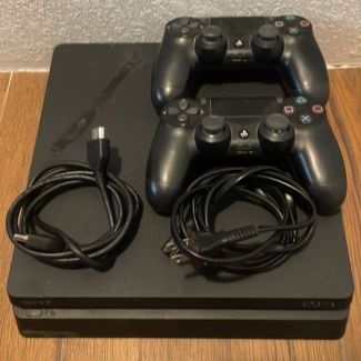 PS4 slim avec 2 manettes supplémentaires