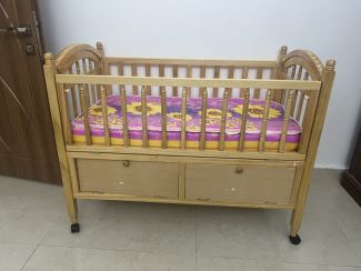 Lit bébé en bois avec matelas - comme neuf