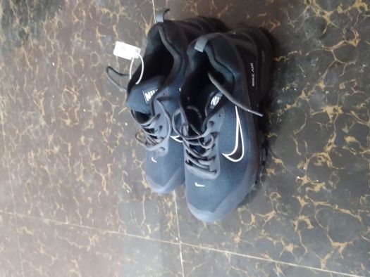 Chaussures Nike neuves, taille 42