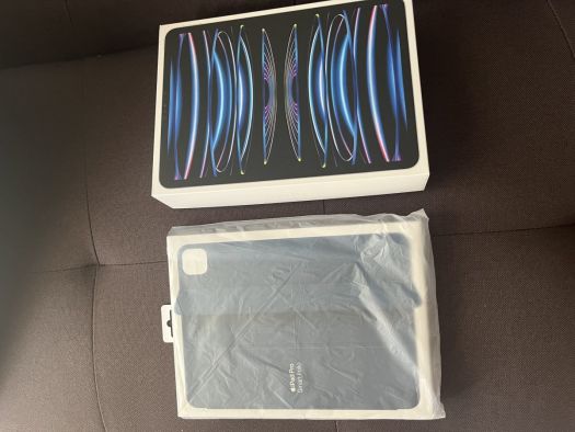 iPad Pro 11'' M2, 256 Go, argent, wifi + couverture Smart Folio et clavier Magique (option)