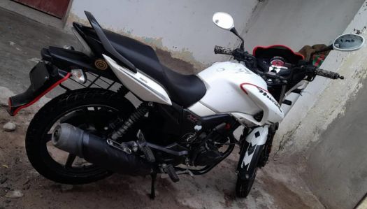 Moto Hero Hunk 150cc en excellent état