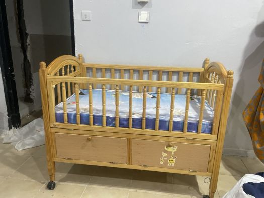 Lit bébé en excellente qualité avec 2 placards et matelas inclus