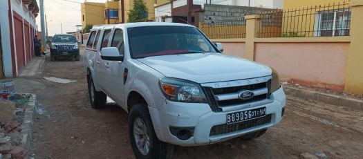 Ford Ranger 2012, moteur neuf, climatisation, intérieur confortable, pneus neufs, canopy inclus