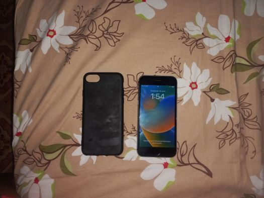 iPhone 8 64GB avec chargeur - Prix fixe - WhatsApp