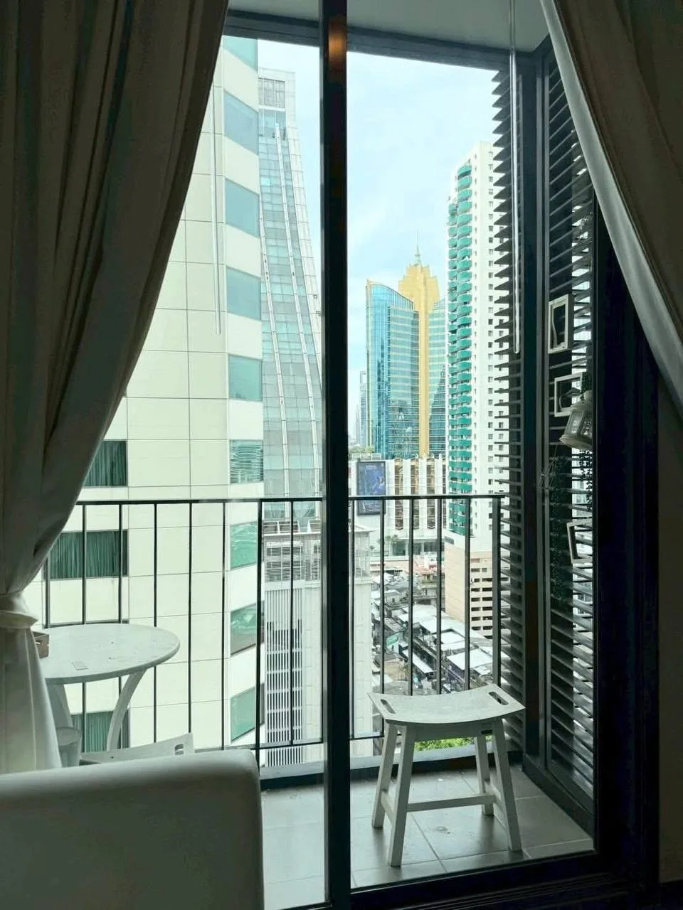 1 bedroom condo for rent in Asok Bangkok - kitchen and dining area
