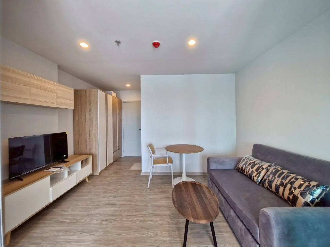 1 bedroom condo for rent in Bang Na Bangkok - swimming pool and building amenities