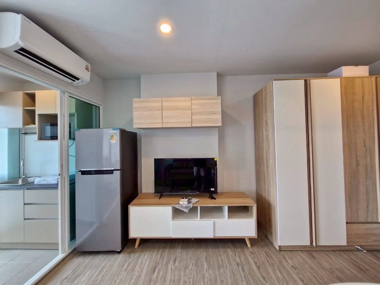 1 bedroom condo for rent in Bang Na Bangkok - kitchen and dining area