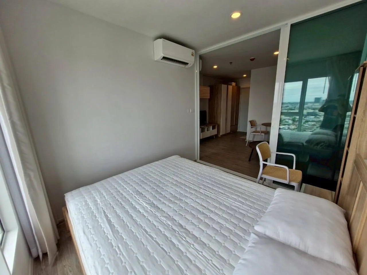 1 bedroom condo for rent in Bang Na Bangkok - bathroom and modern finishes
