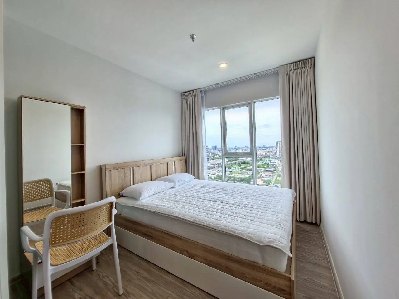 1 bedroom condo for rent in Bang Na Bangkok - swimming pool and building amenities