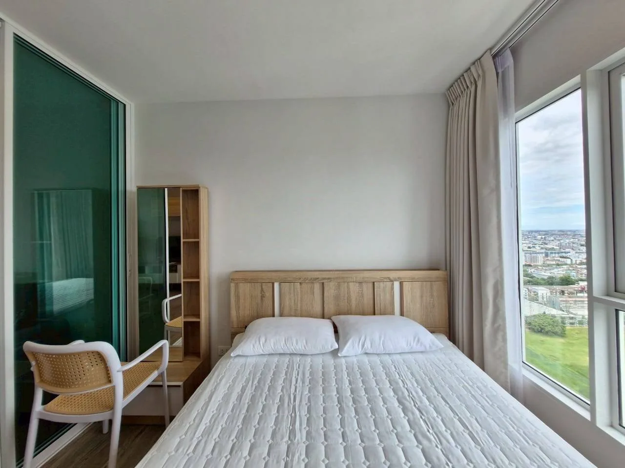 1 bedroom condo for rent in Bang Na Bangkok - kitchen and dining area