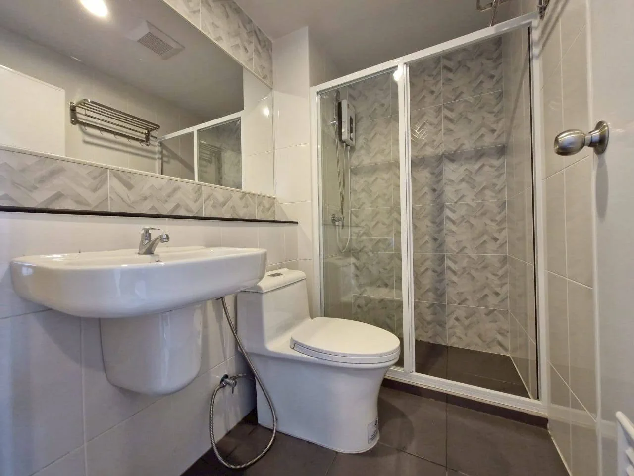 1 bedroom condo for rent in Bang Na Bangkok - bathroom and modern finishes