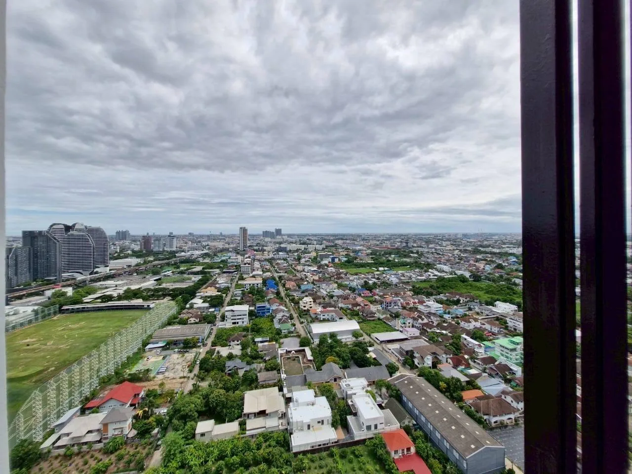1 bedroom condo for rent in Bang Na Bangkok - swimming pool and building amenities
