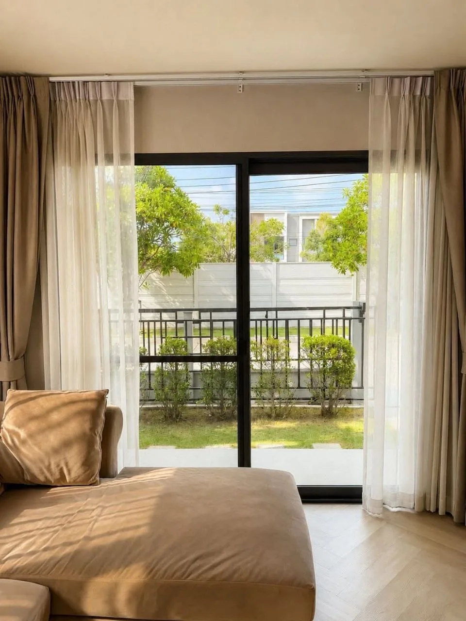 3 bedroom house for rent in Bang Na Bangkok - living room view