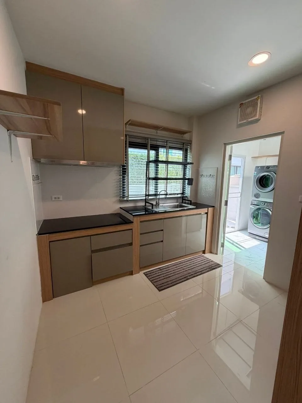 3 bedroom house for rent in Bang Na Bangkok - master bedroom interior