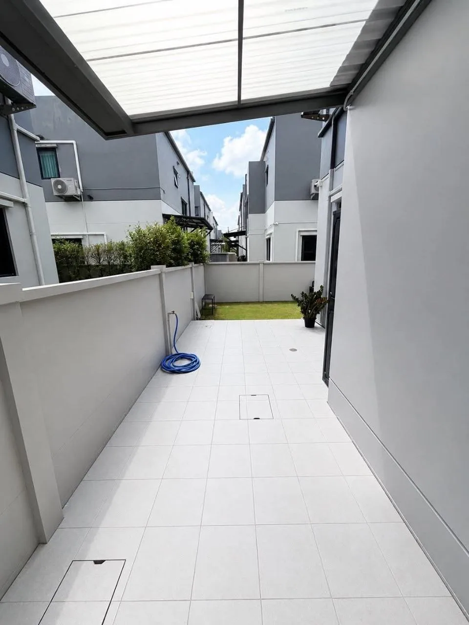 3 bedroom house for rent in Bang Na Bangkok - swimming pool and building amenities
