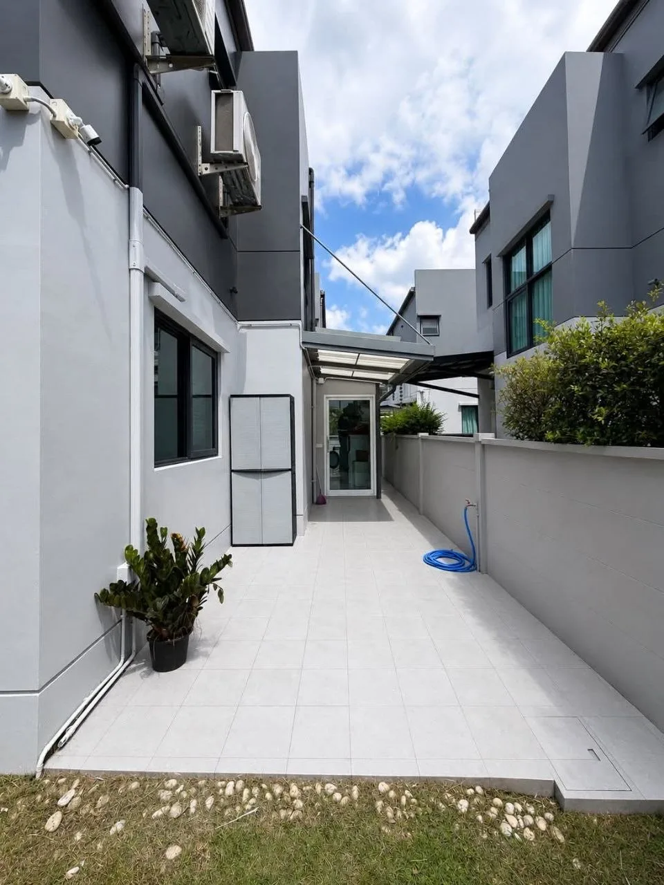 3 bedroom house for rent in Bang Na Bangkok - balcony perspective