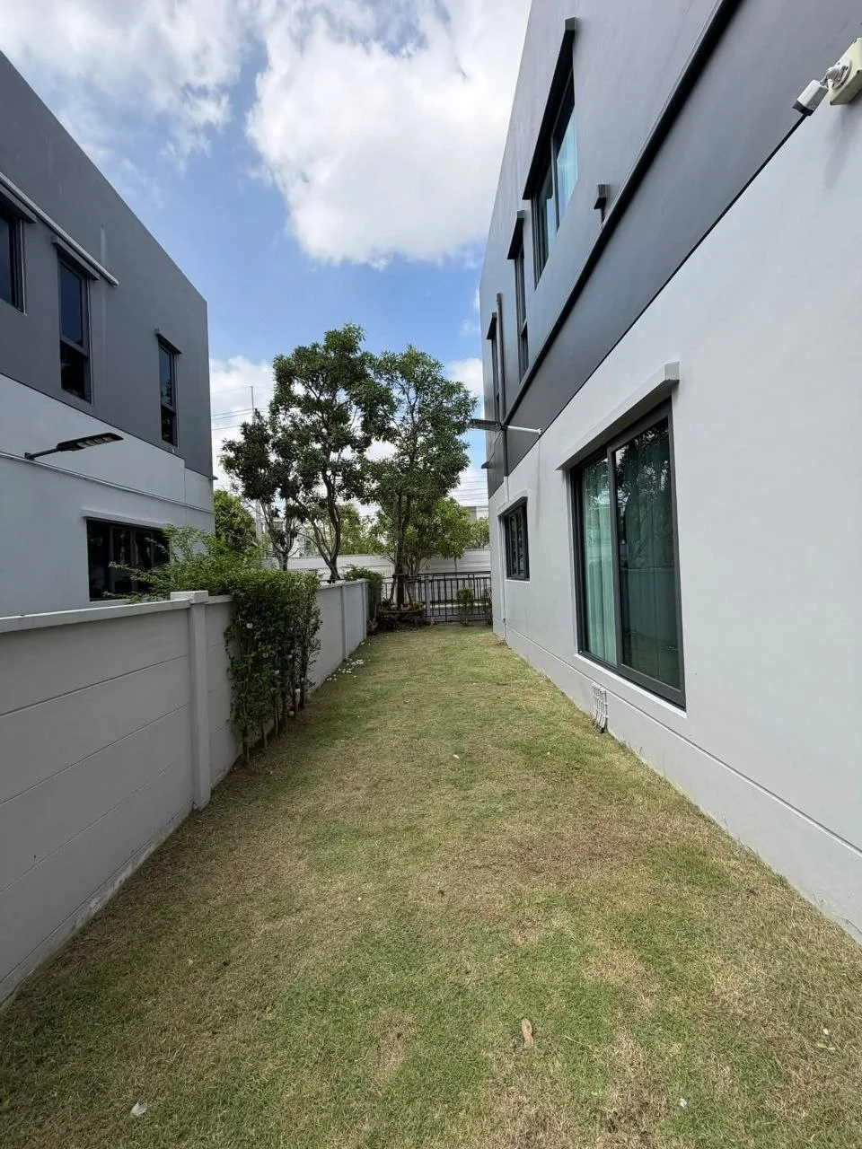 3 bedroom house for rent in Bang Na Bangkok - living room view