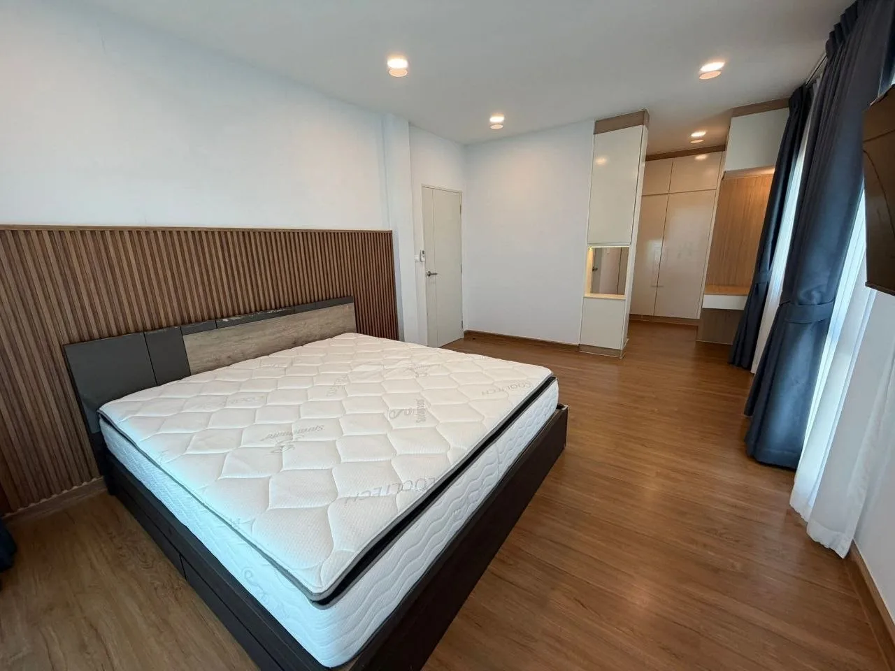 3 bedroom house for rent in Bang Na Bangkok - kitchen and dining area