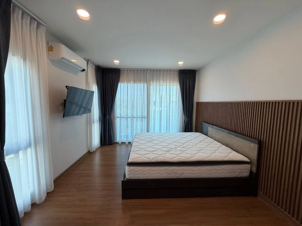 3 bedroom house for rent in Bang Na Bangkok - master bedroom interior