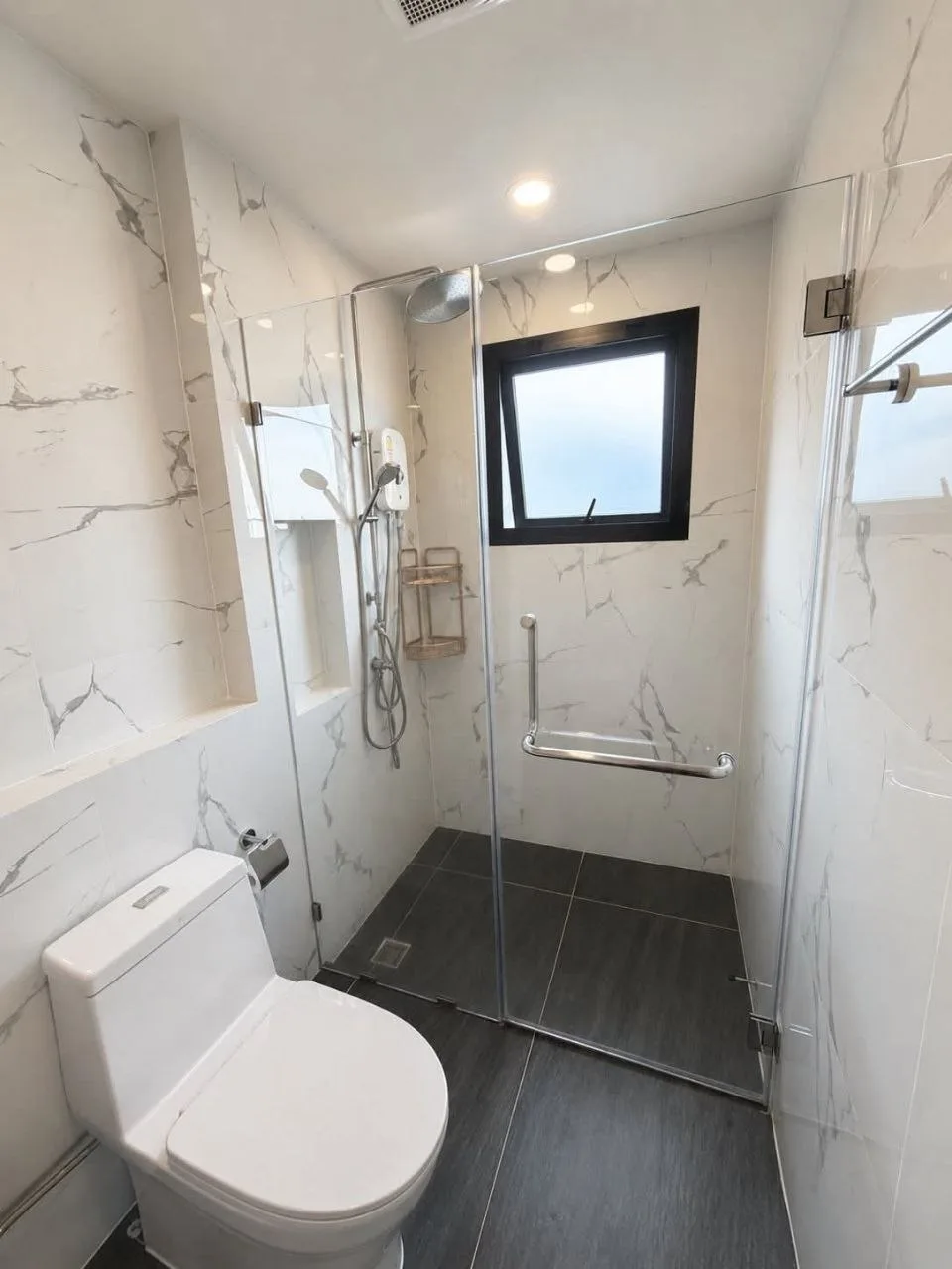 3 bedroom house for rent in Bang Na Bangkok - swimming pool and building amenities