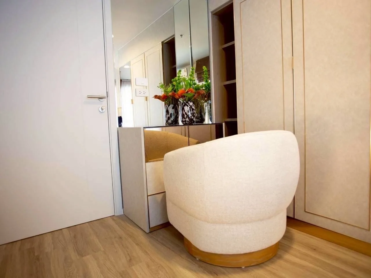 2 bedroom condo for rent in Thong Lo Bangkok - living room view