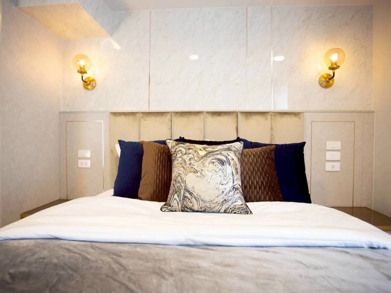 2 bedroom condo for rent in Thong Lo Bangkok - swimming pool and building amenities