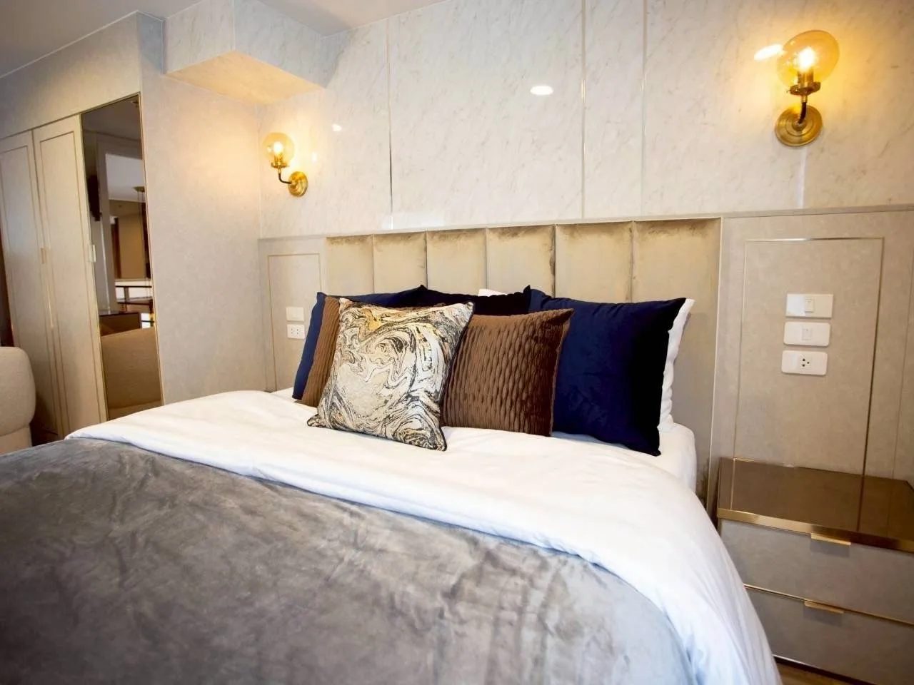 2 bedroom condo for rent in Thong Lo Bangkok - kitchen and dining area