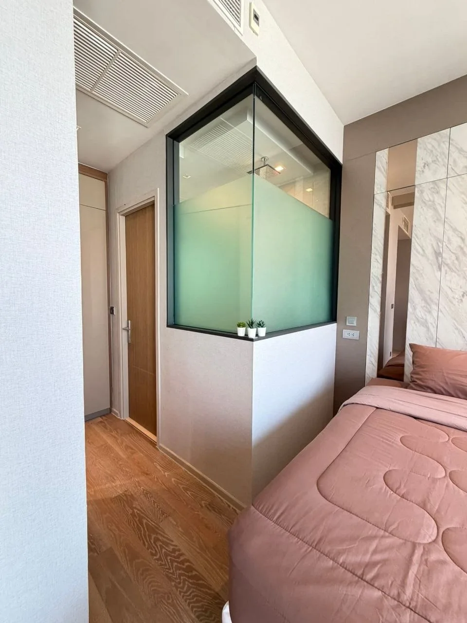 1 bedroom condo for rent in Silom Bangkok - swimming pool and building amenities