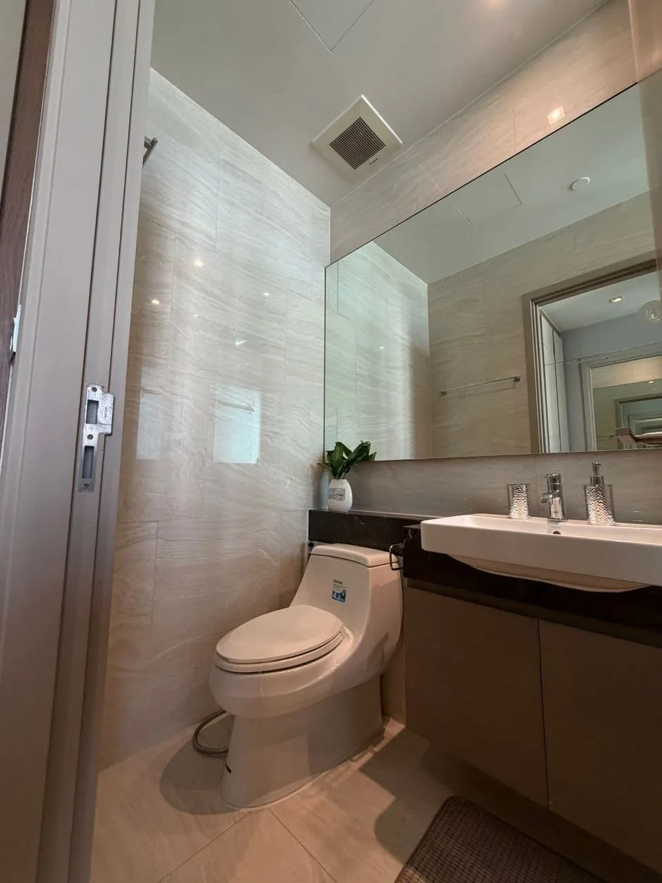 1 bedroom condo for rent in Silom Bangkok - kitchen and dining area