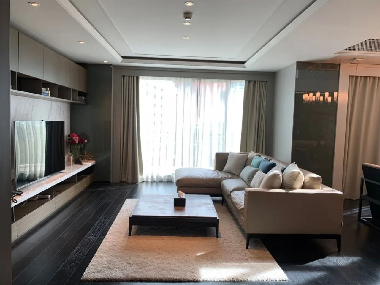 3 bedroom condo for rent in Sukhumvit Bangkok - kitchen and dining area