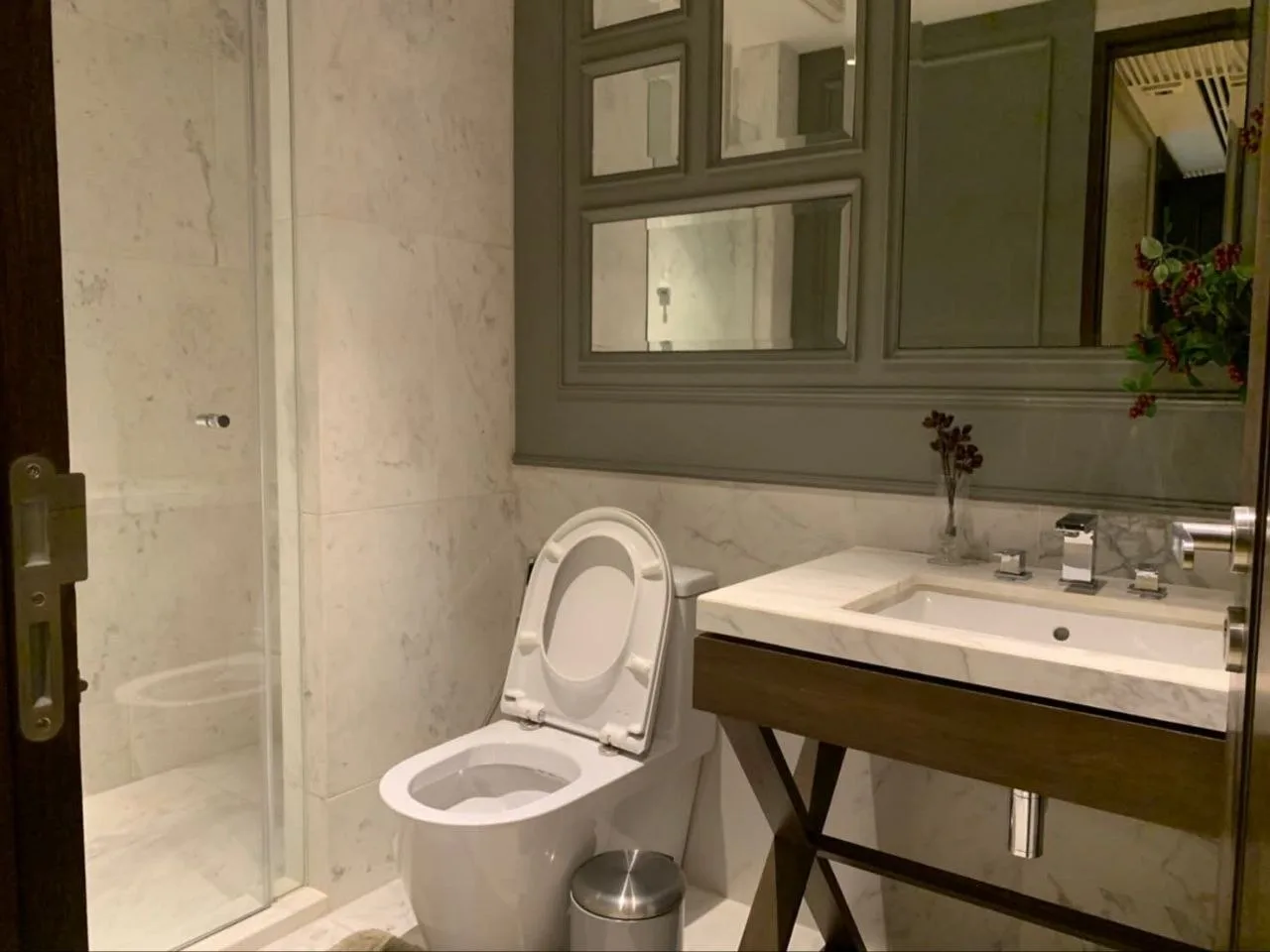 3 bedroom condo for rent in Sukhumvit Bangkok - bathroom and modern finishes
