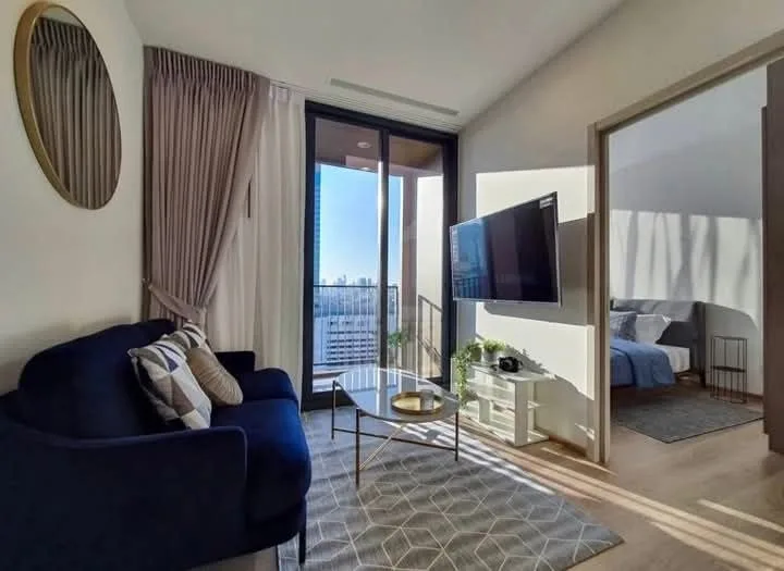 2 bedroom condo for rent in Rama 4 Bangkok - kitchen and dining area