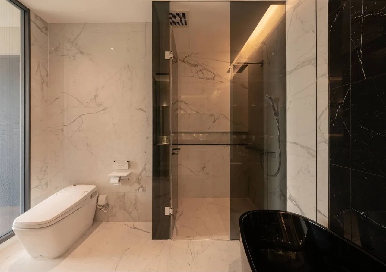 2 bedroom condo for rent in Thong Lo Bangkok - bathroom and modern finishes