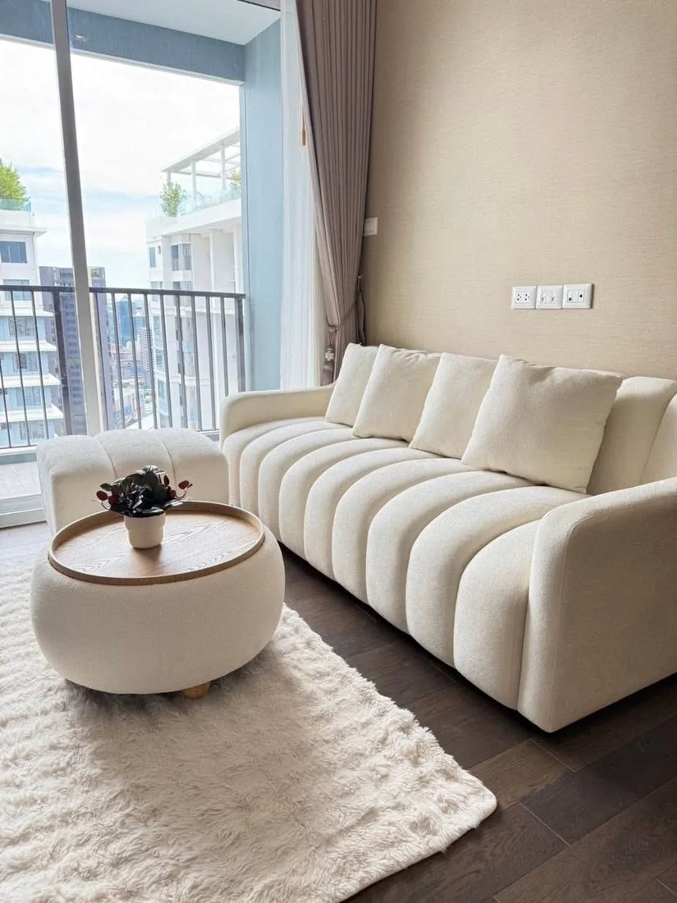 2 bedroom condo for rent in Chatuchak Bangkok - kitchen and dining area