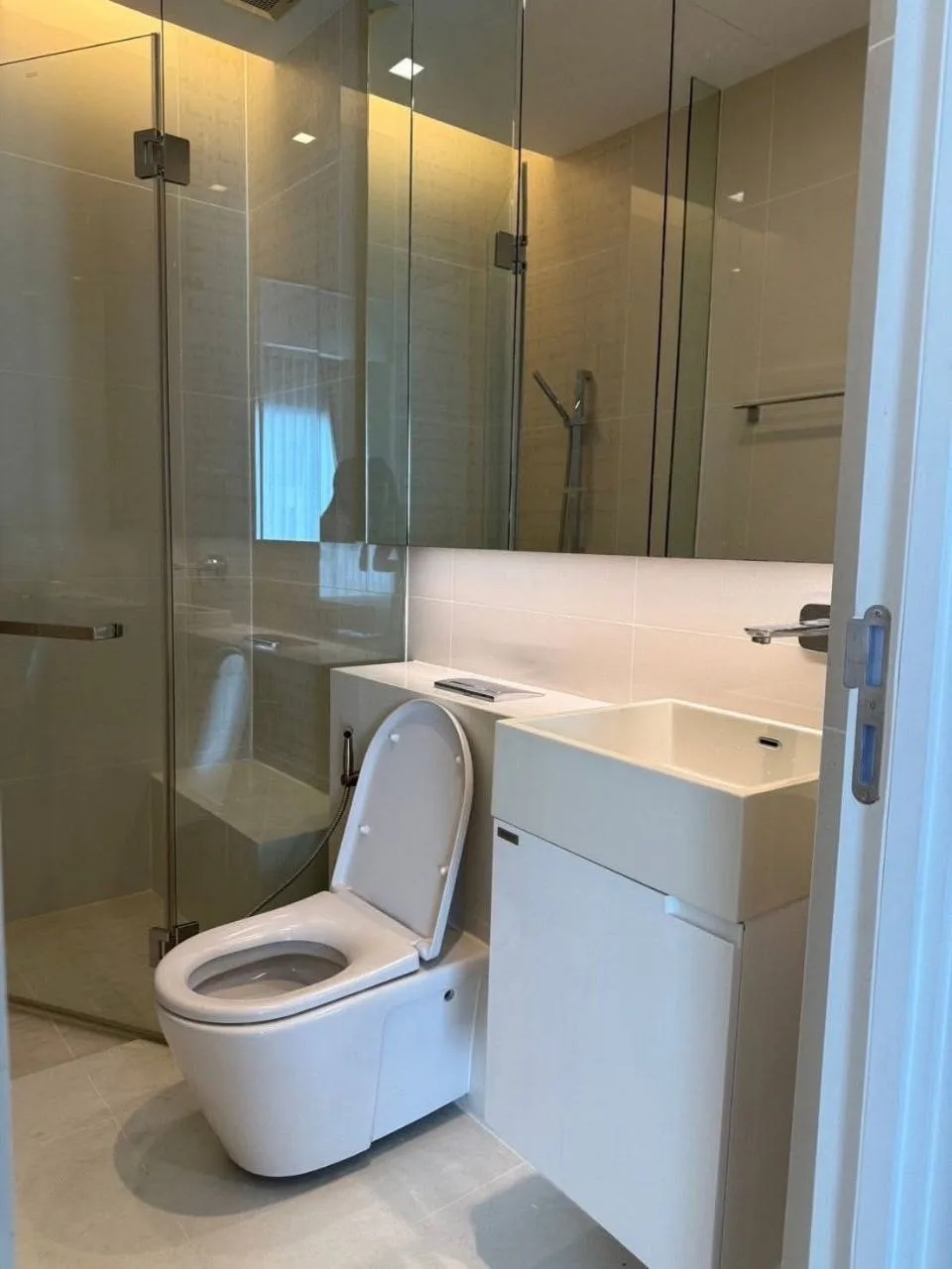 2 bedroom condo for rent in Chatuchak Bangkok - kitchen and dining area