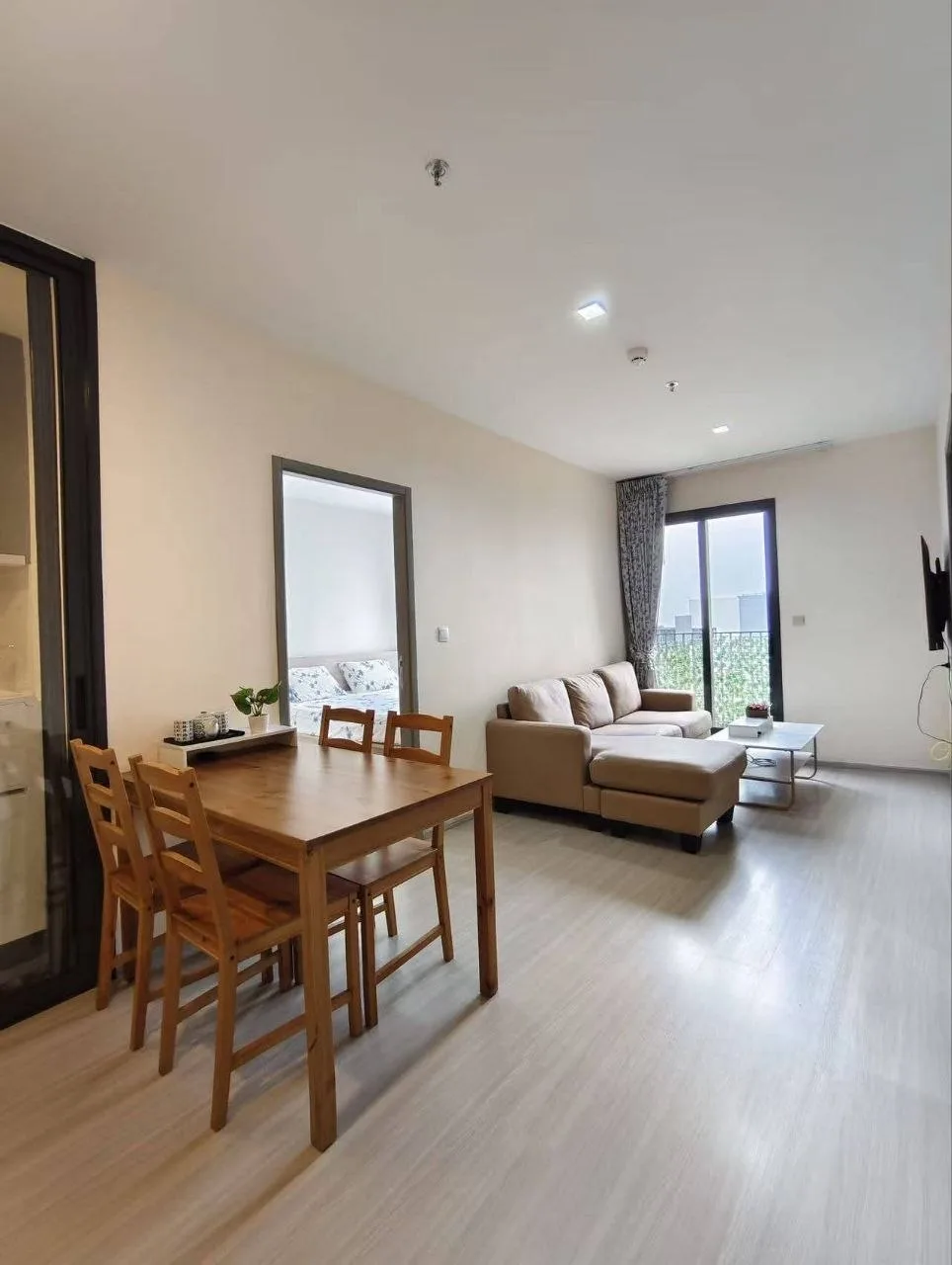 2 bedroom condo for rent in Rama 9 Bangkok - kitchen and dining area