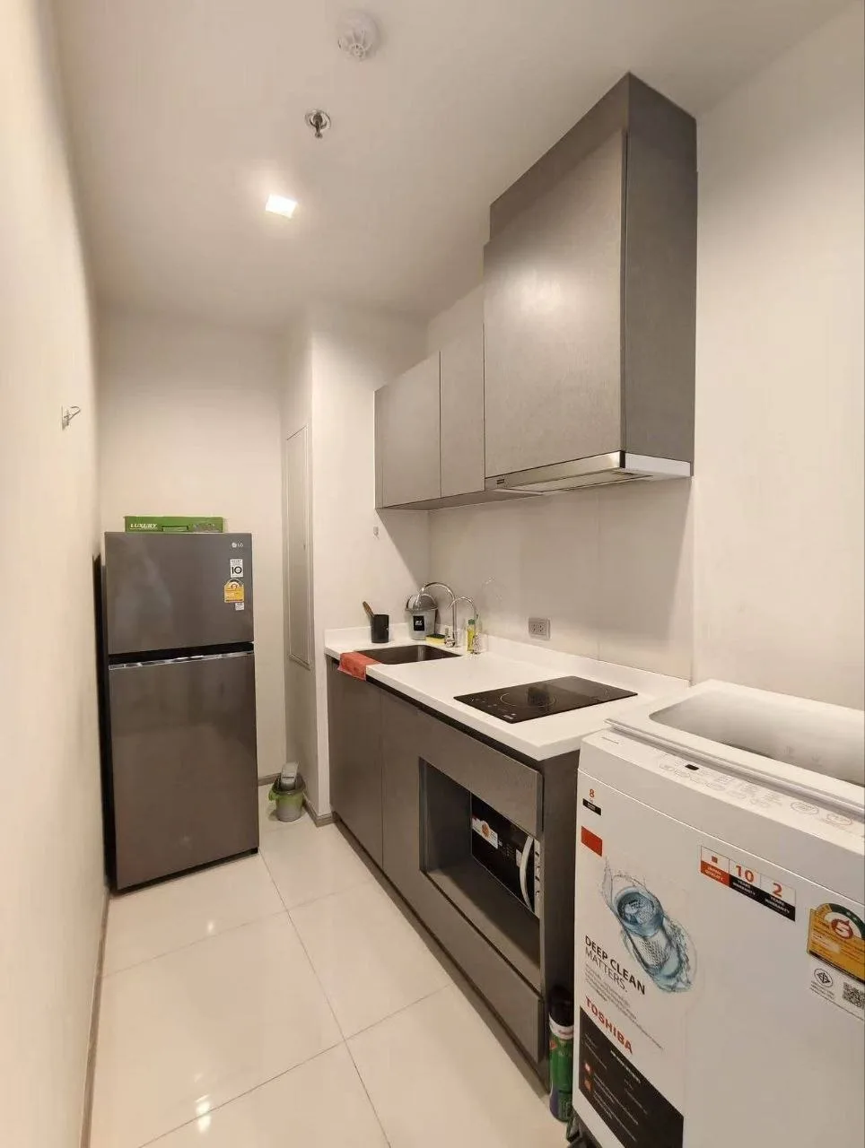 2 bedroom condo for rent in Rama 9 Bangkok - bathroom and modern finishes