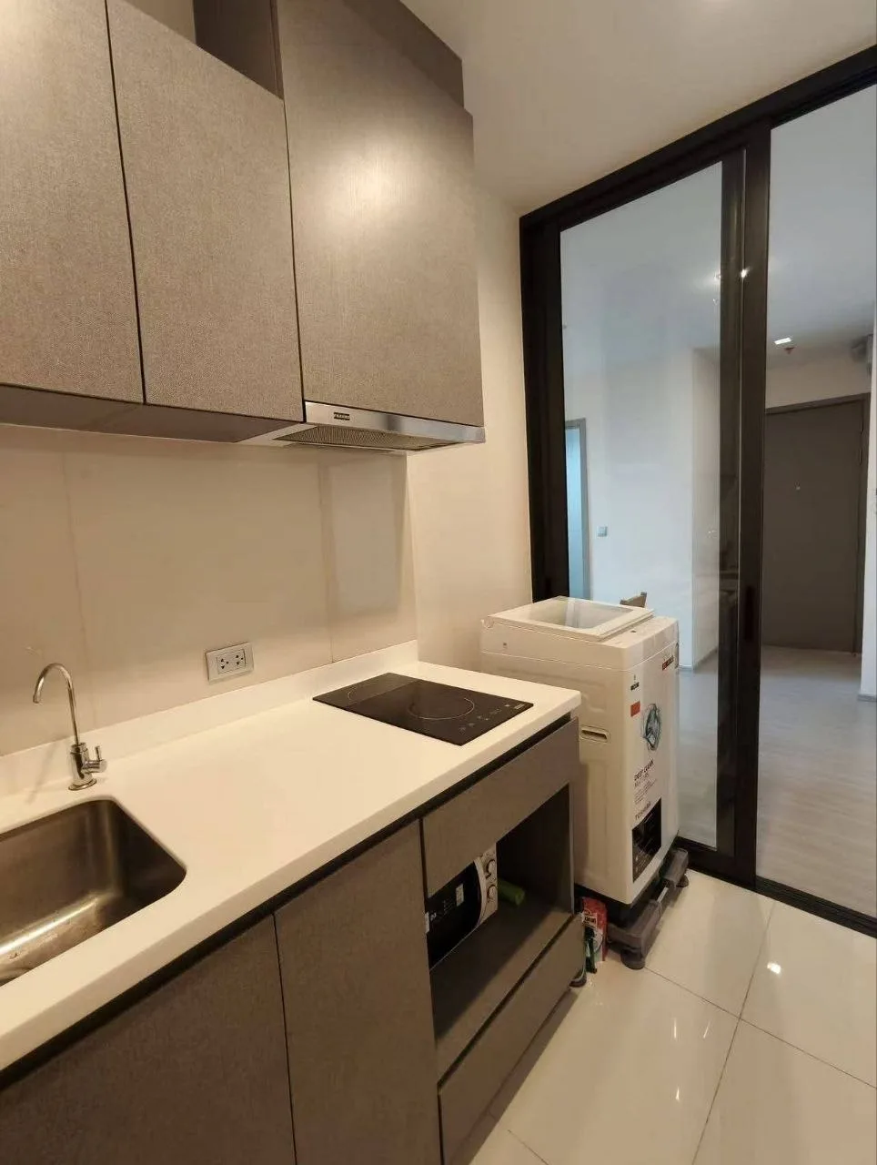 2 bedroom condo for rent in Rama 9 Bangkok - swimming pool and building amenities