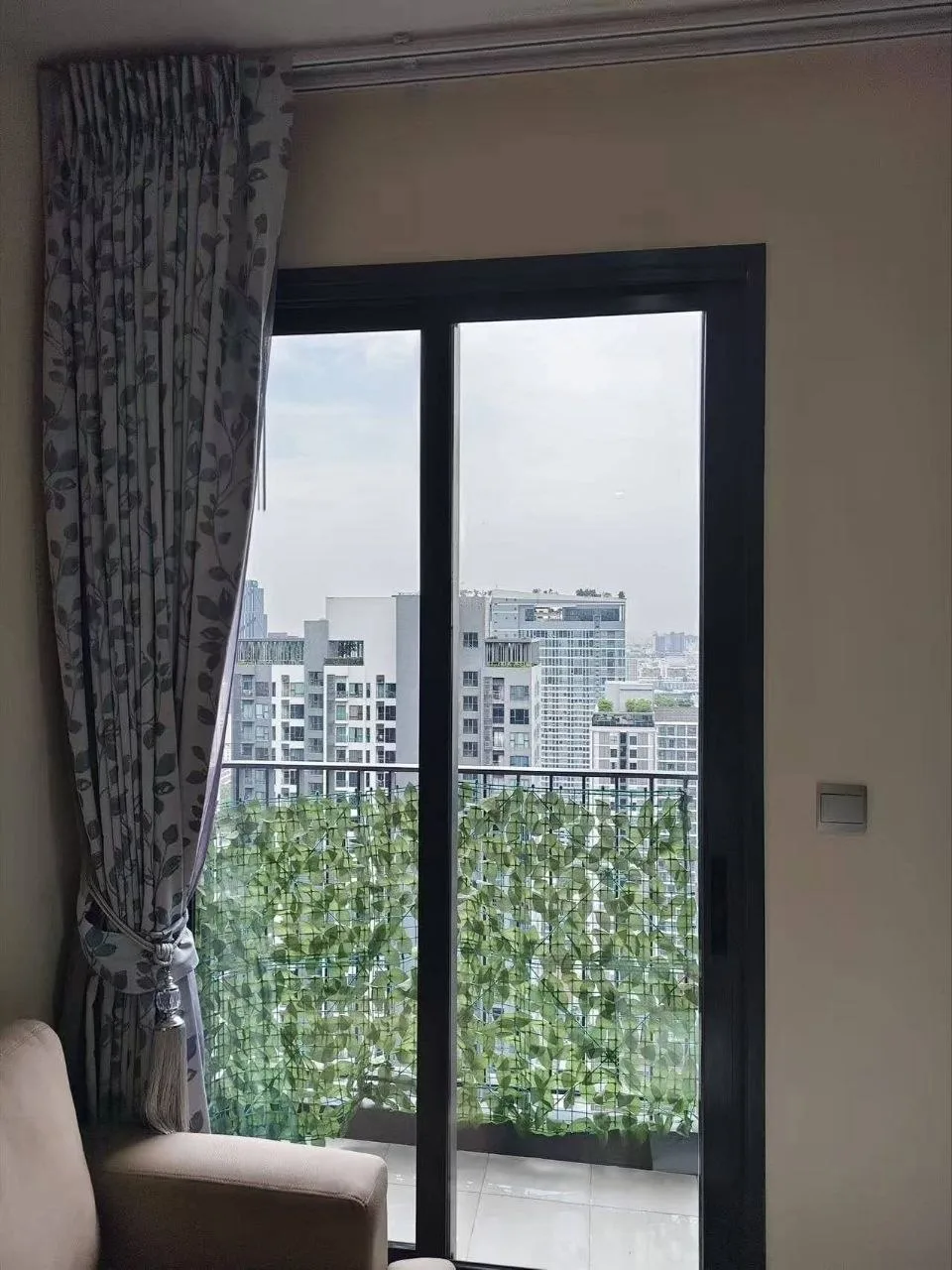 2 bedroom condo for rent in Rama 9 Bangkok - living room view